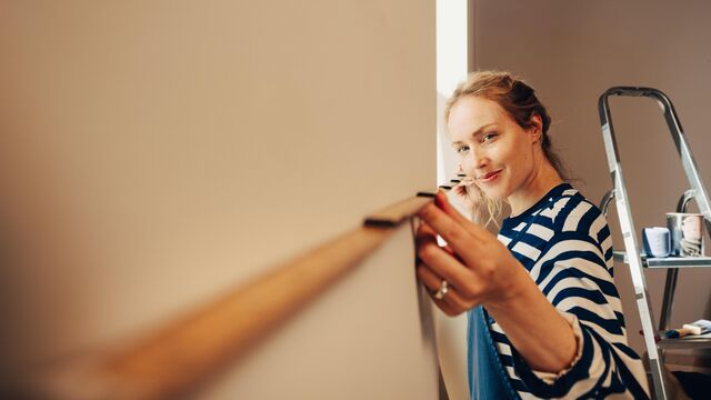 Woma-in-workwear-measuring-wall_SMALL
